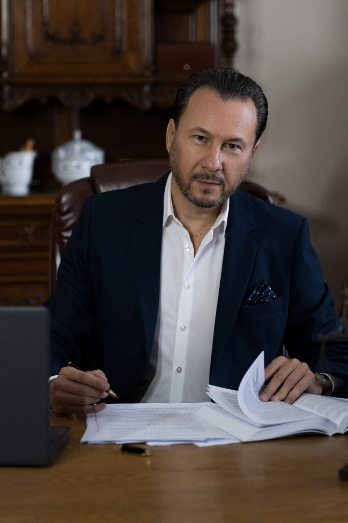 Dr Szabó Ervin az asztalánál