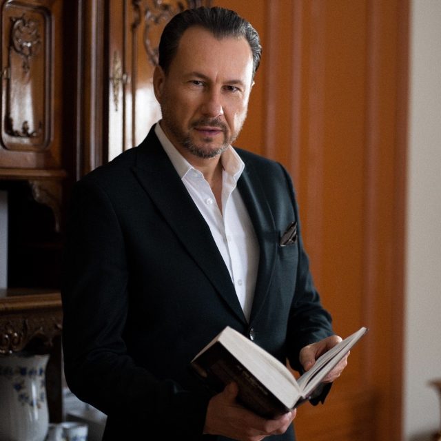 Dr Szabó Ervin az irodában